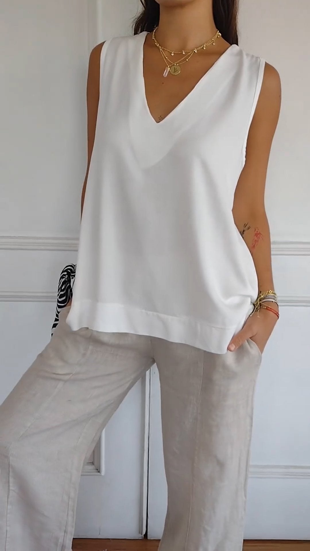 Nellie | Elegant sleeveless top with a V-neck