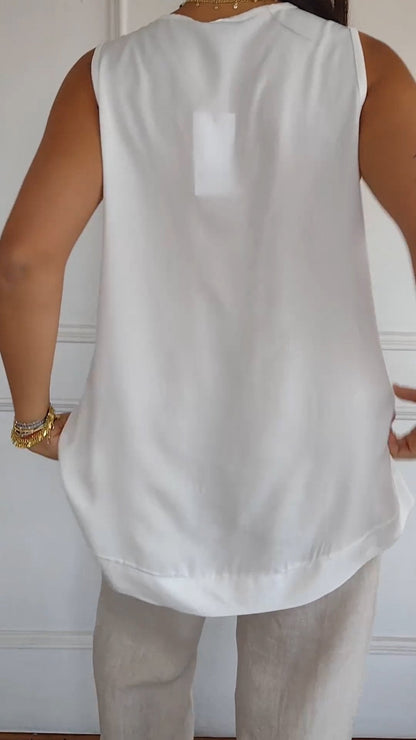Nellie | Elegant sleeveless top with a V-neck
