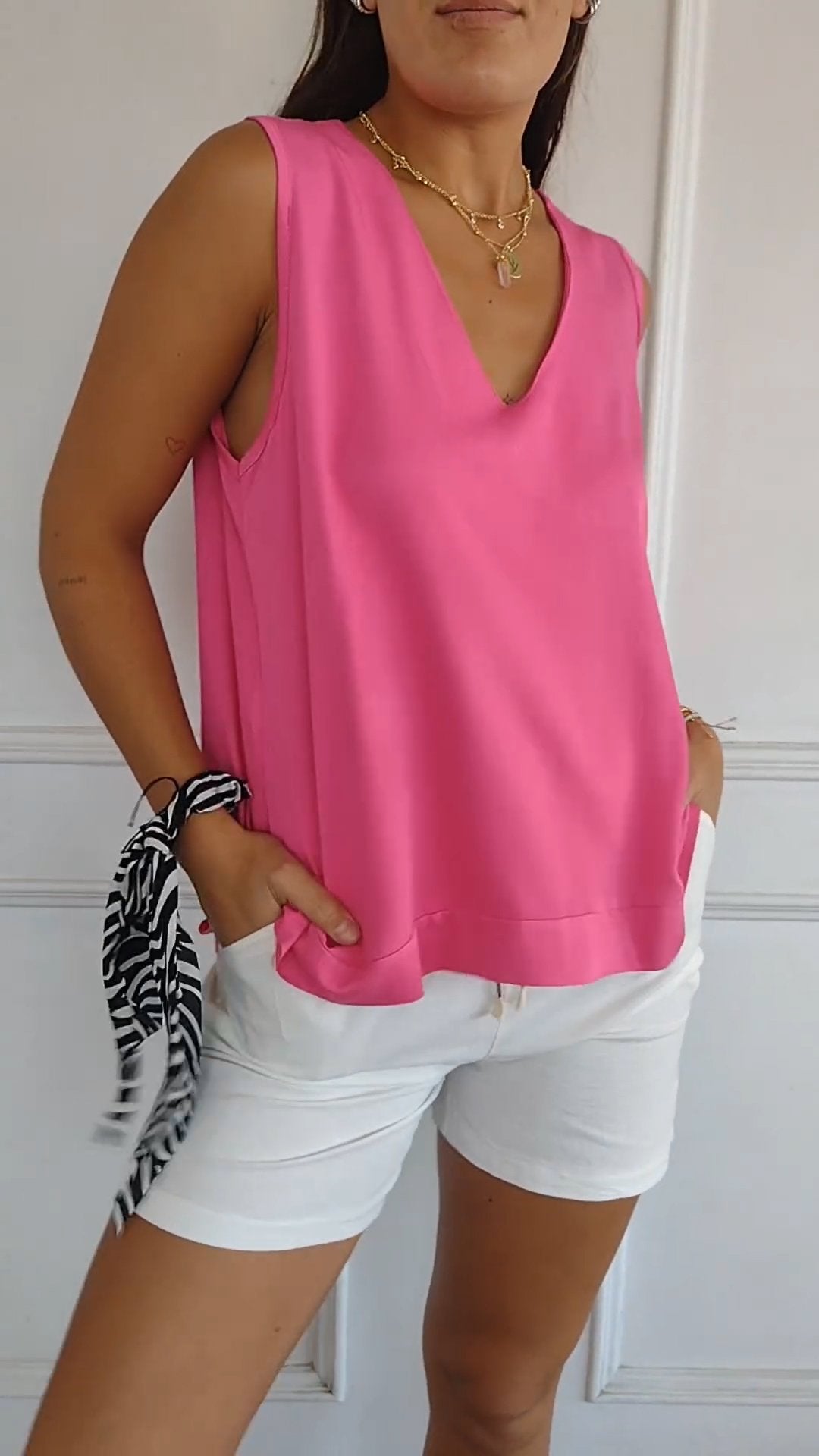 Nellie | Elegant sleeveless top with a V-neck