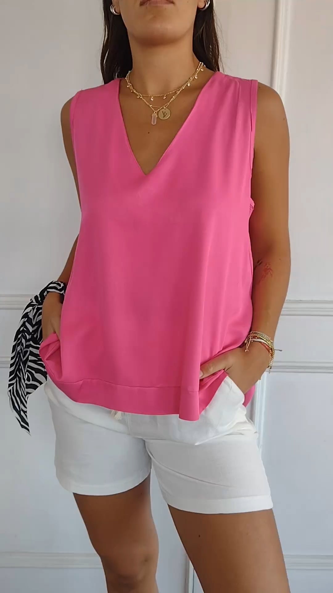 Nellie | Elegant sleeveless top with a V-neck