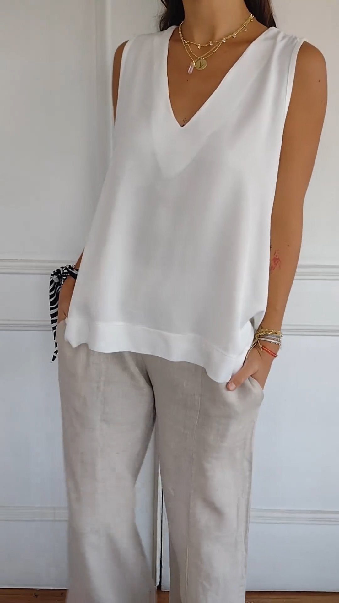 Nellie | Elegant sleeveless top with a V-neck